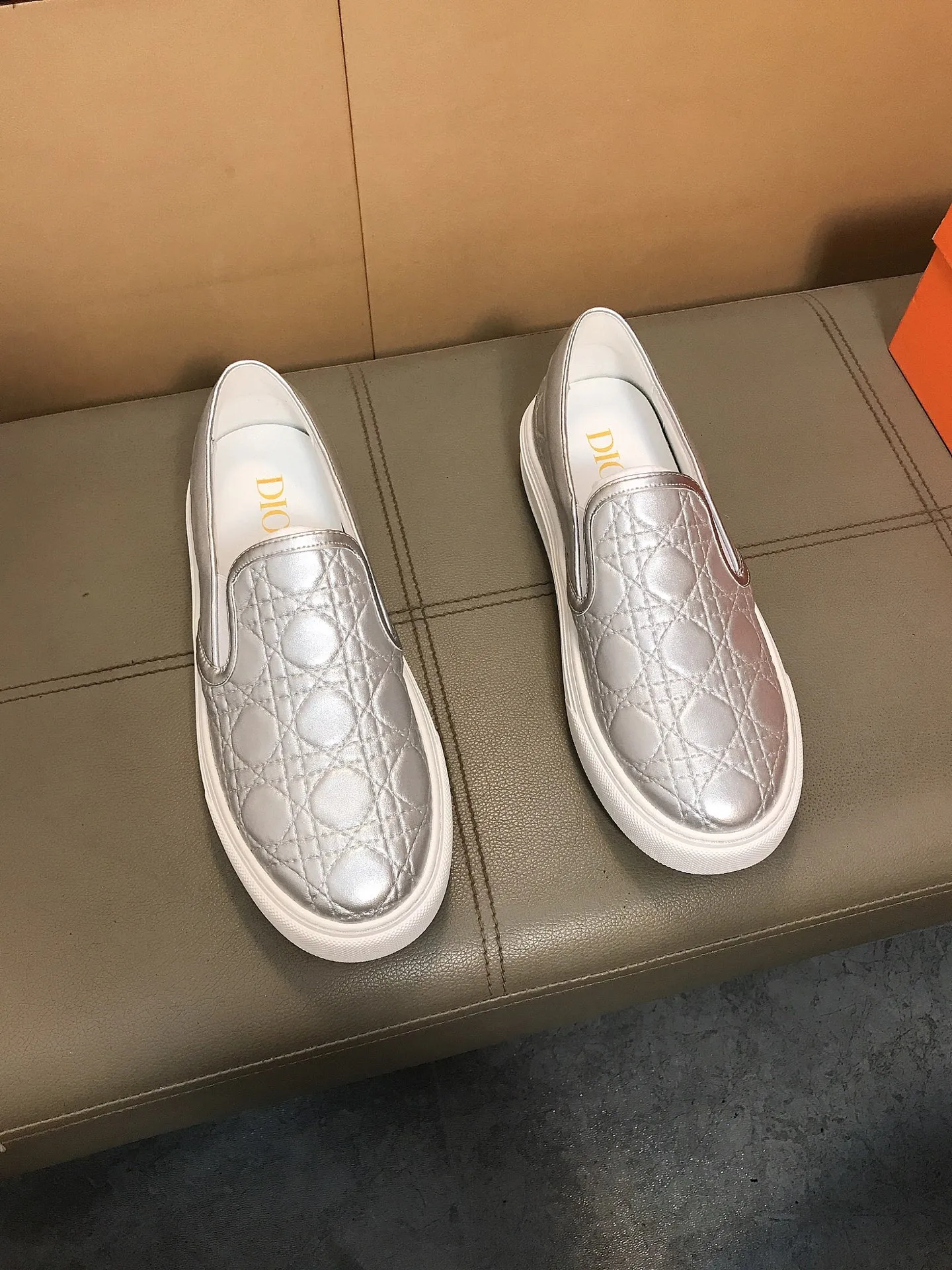 Factory price 400 🔥🔥 (Dior) new men's casual sports shoes 👣 Full of charm, luxury style gentleman's shoes Upper: Made of embossed cowhide imported from Italy, breathable leather lining. Brand wear-resistant soles; with classic logo💋The whole pair of shoes is fashionable and casual without losing high-end style🎈🎈Size: 39-44 (45.46 can be customized)